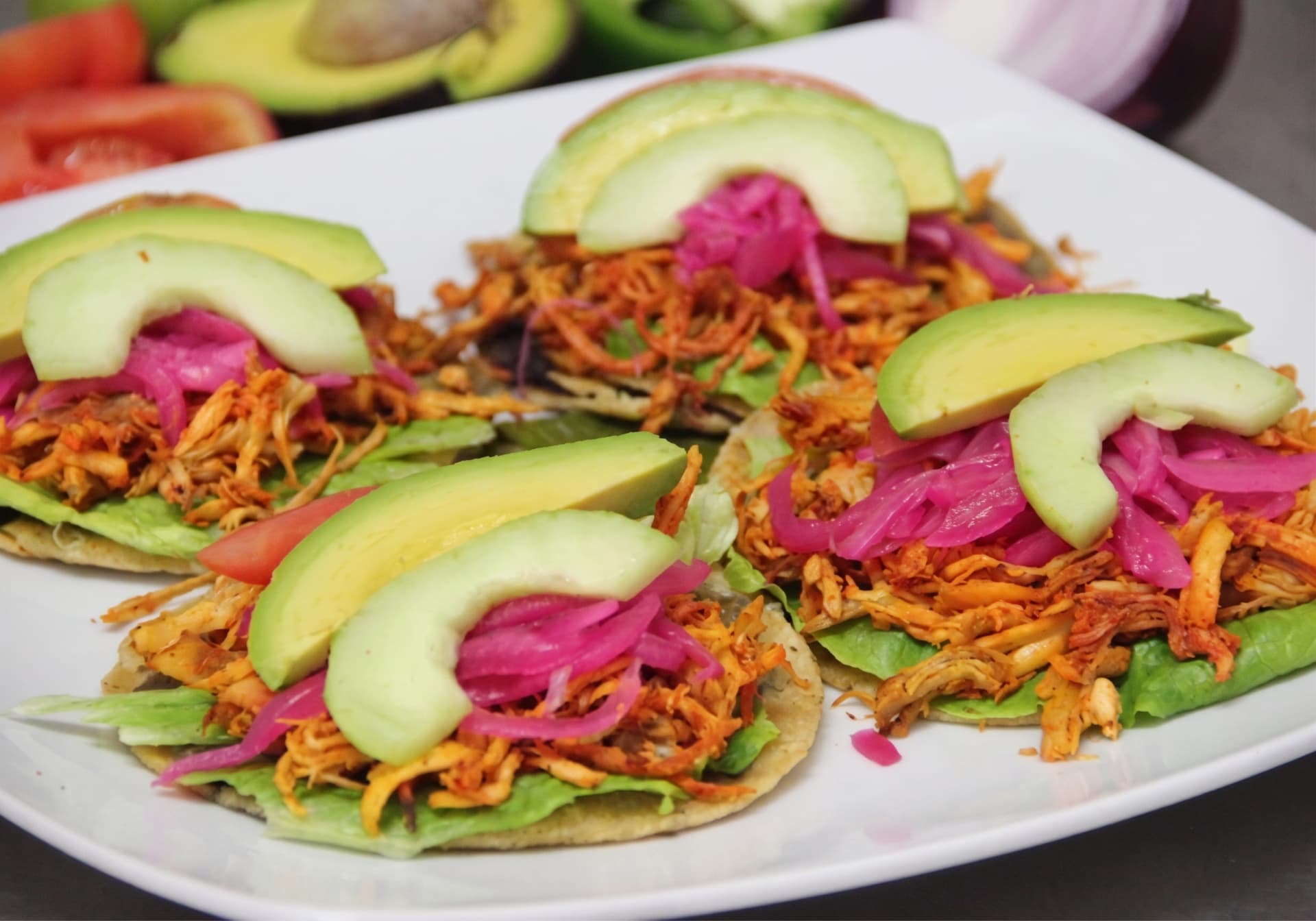 Panuchos yucatecos con cochinita y cebolla morada