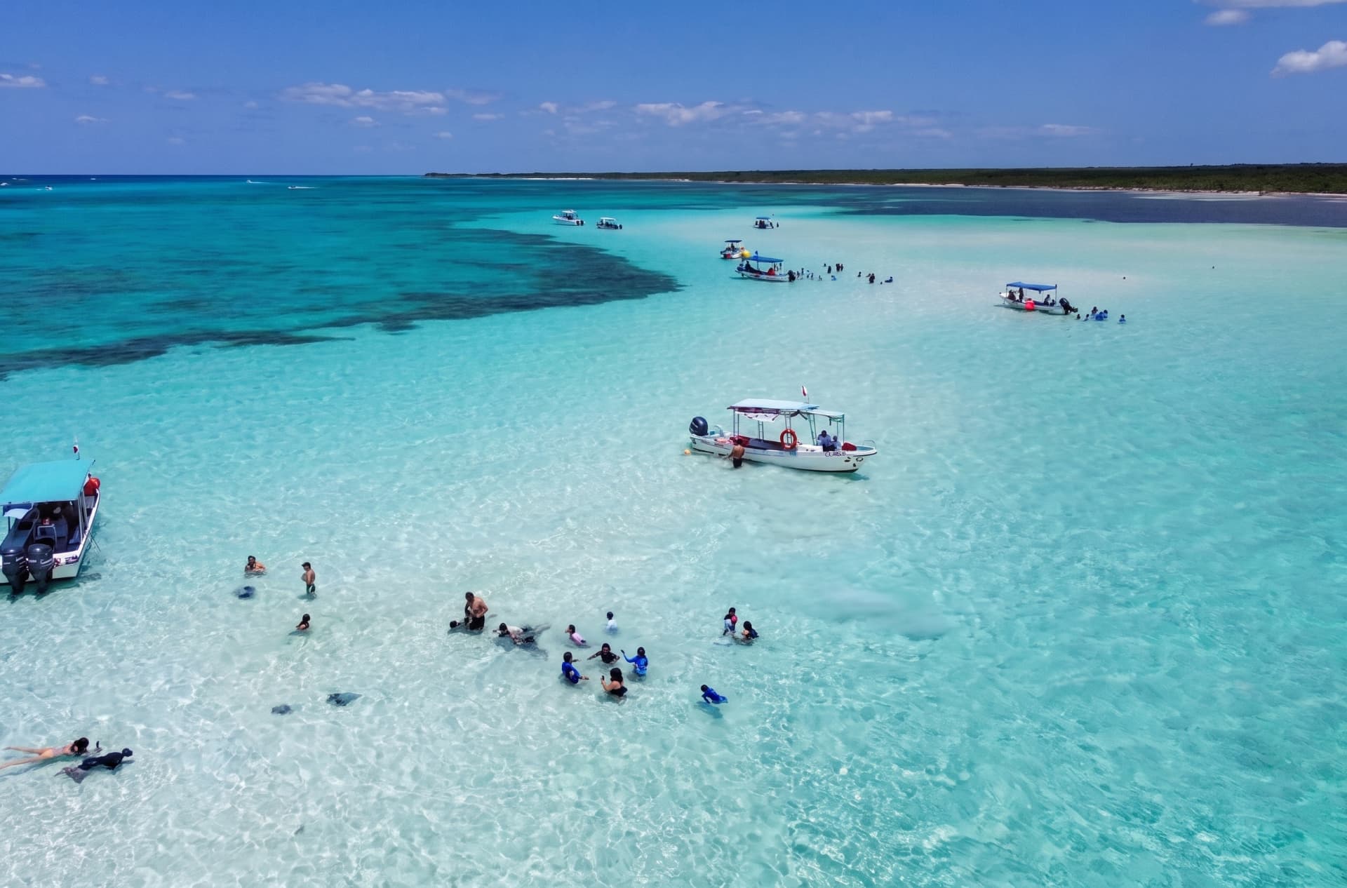 Aguas turquesa de la costa yucateca