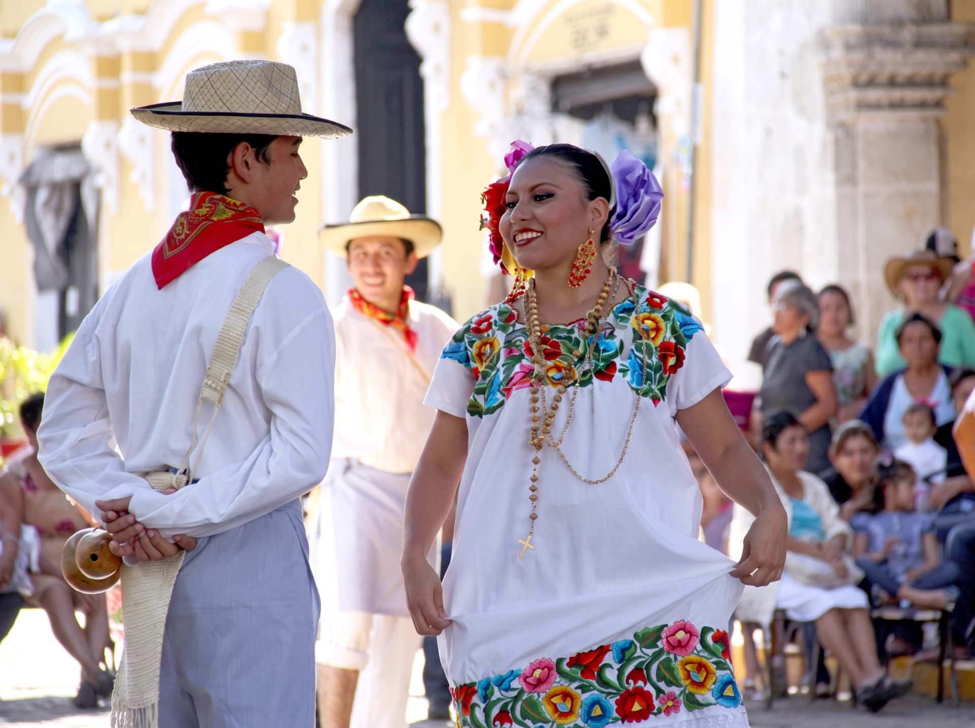 Baile tradicional yucateco con trajes típicos